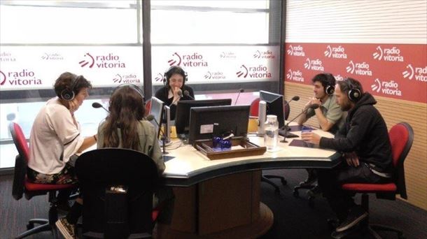 Los protagonistas de la película en los estudios de Radio Vitoria.