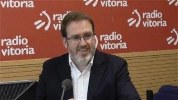 Martin Gartziandia en los estudios de Radio Vitoria.