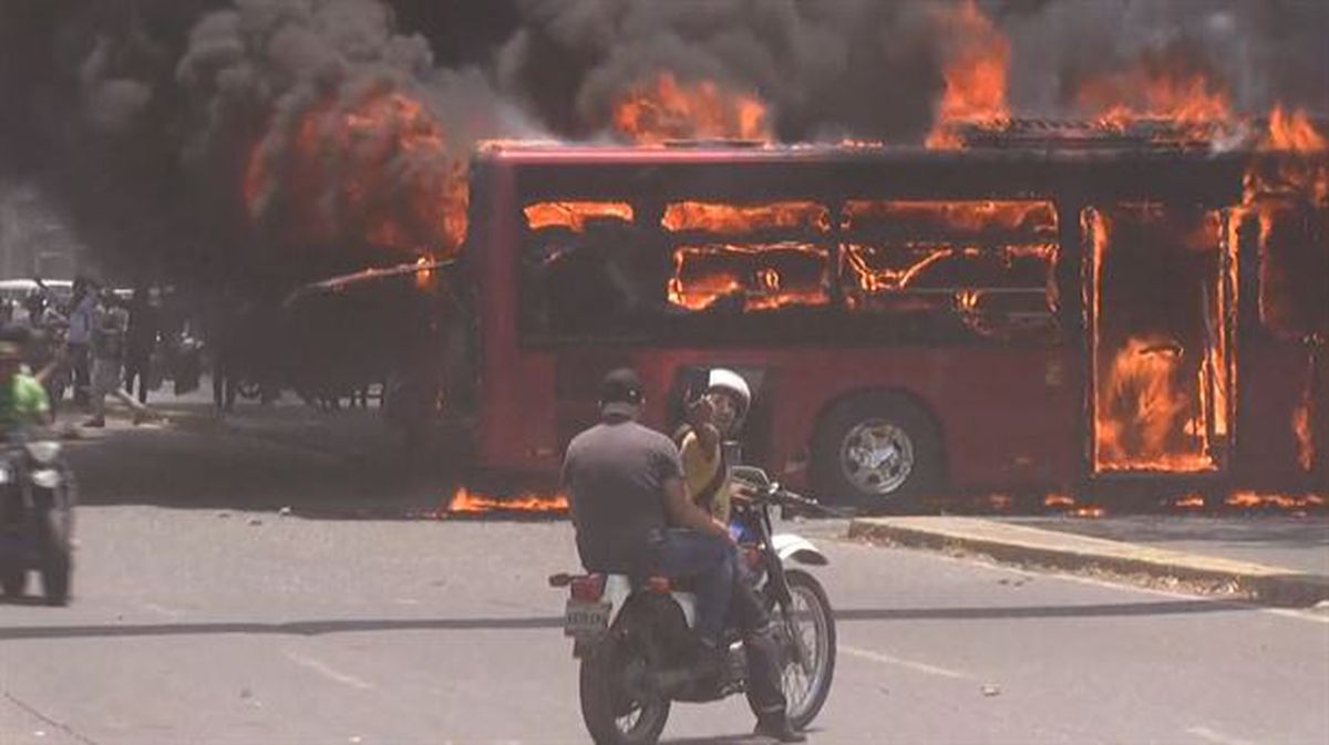 Seguidores de Juan Guaidó queman autobuses en las calles de Caracas, Venezuela