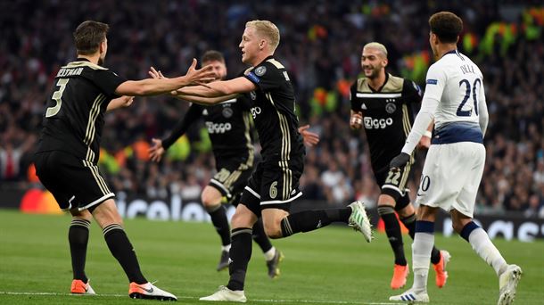 Jugadores del Ajax celebrando su gol.