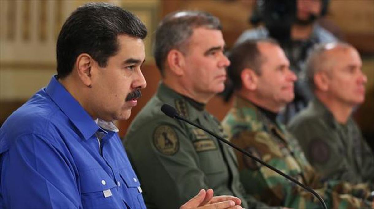 Nicolás Maduro junto a militares durante una alocución trasmitida por radio y televisión