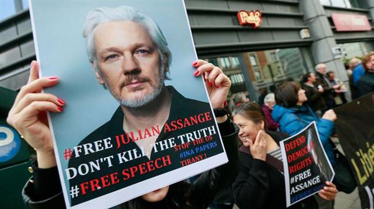 Una mujer porta un cartel a favor de la liberación de Assange. 