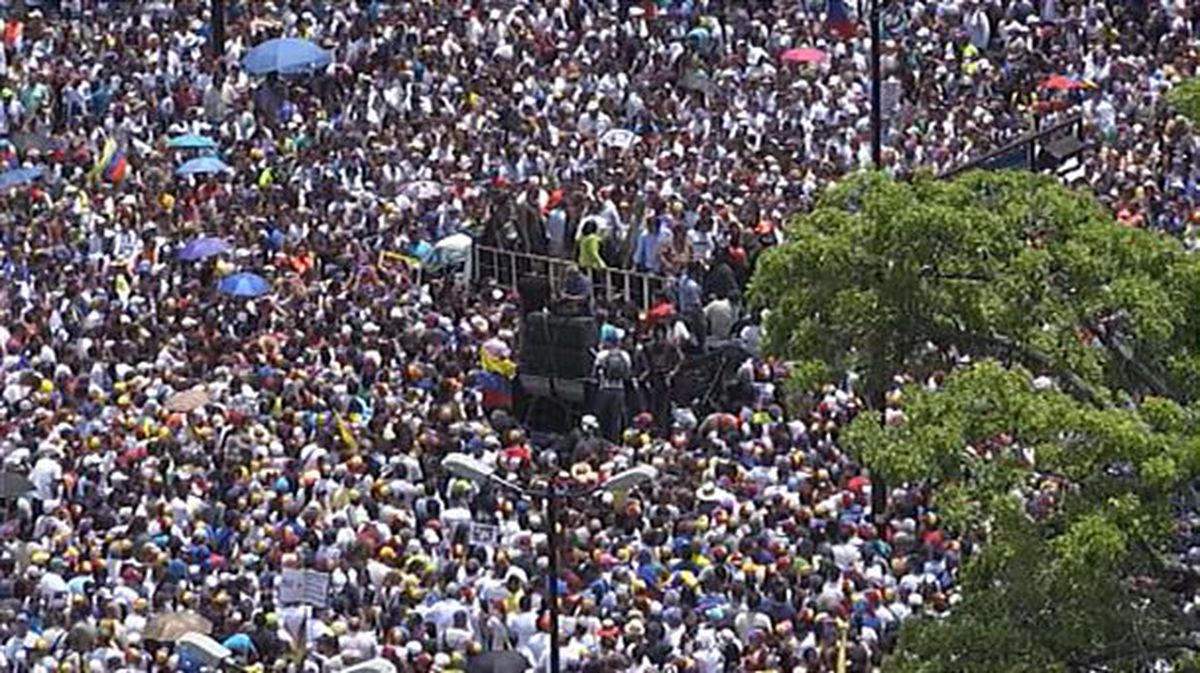 Opositores se enfrentan con la policía en una manifestación en Caracas