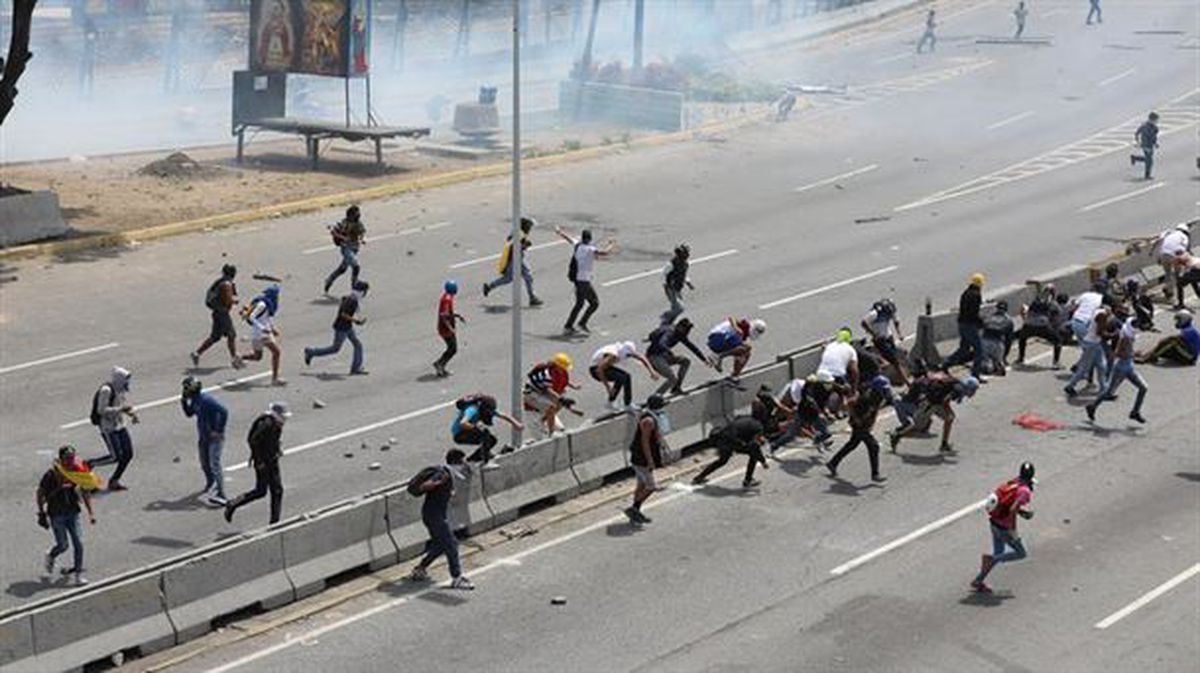 Opositores se enfrentan con la policía en una manifestación en Caracas