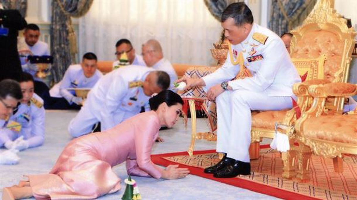 El rey Vajiralongkorn de Tailandia vierte agua sobre su esposa Suthida