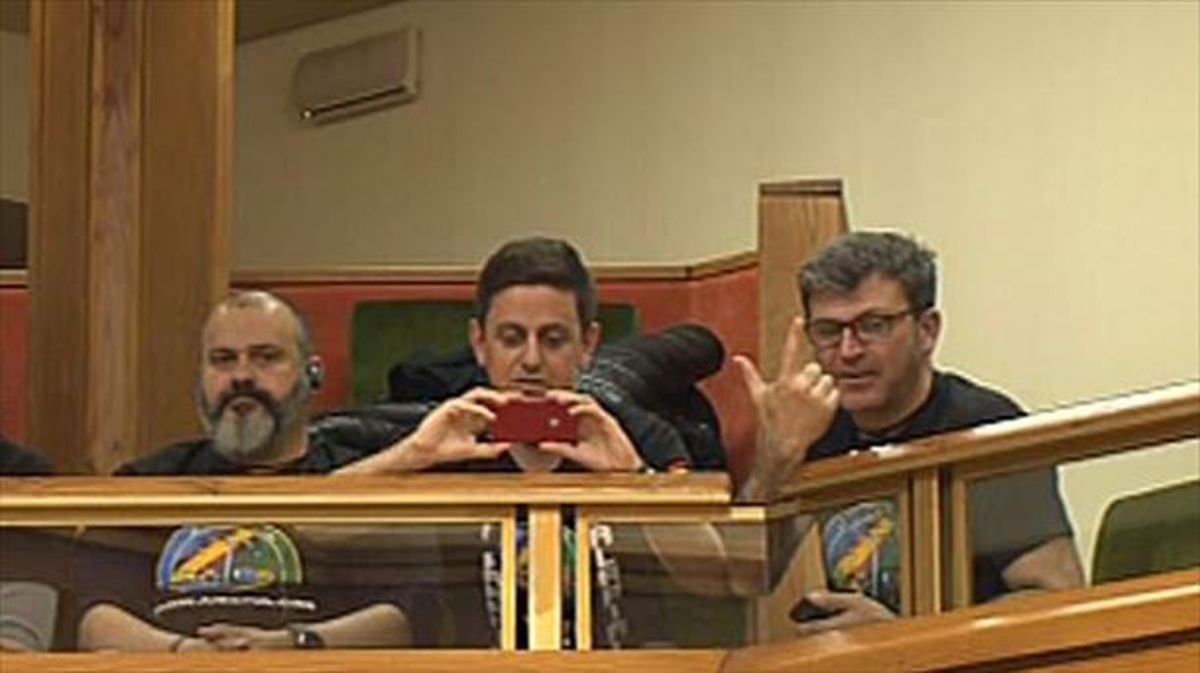 Miembros de los sindicatos policiales en la tribuna de invitados del Parlamento Vasco.