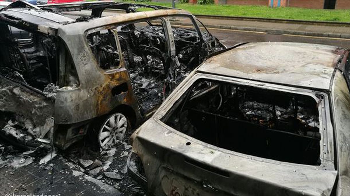 Estado en el que han quedado los dos vehículos tras el incendio en Bilbao.