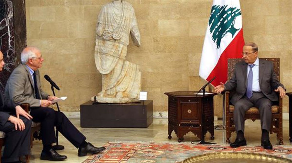 El ministro español de Exteriores en funciones, Josep Borrell (i), conversa con el presidente libanés, Michel Aoun, durante la reunión que mantuvieron este viernes en el palacio presidencial de Baabda, en Beirut, el Líbano. EFE/ Wael Hamzeh