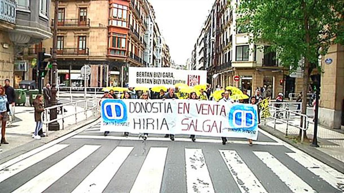 Imagen de la cabecera de la manifestación que ha recorrido las calles de Donostia