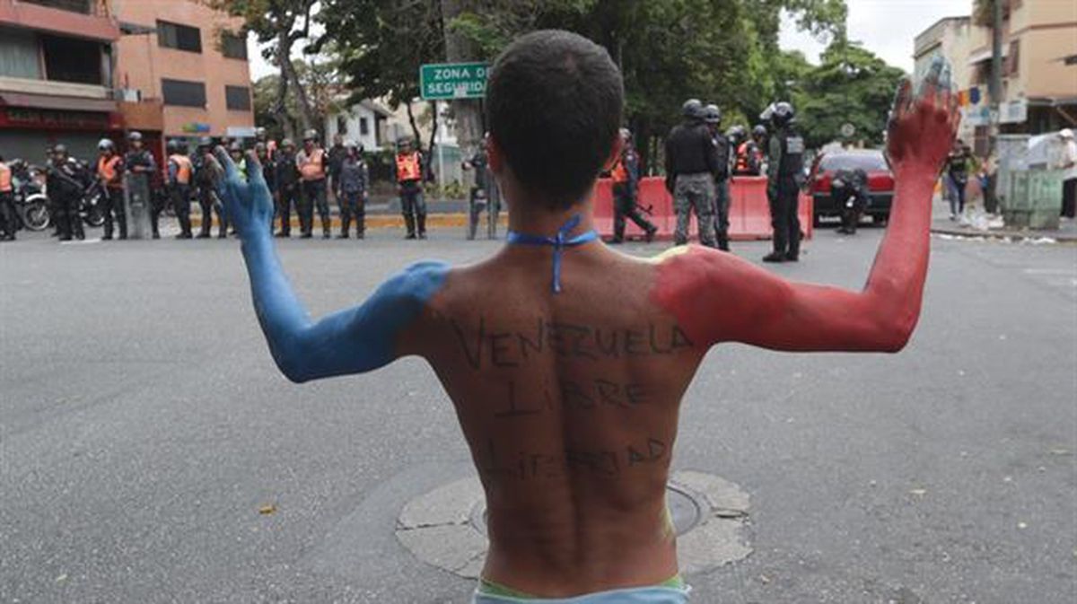 Un manifestante, frente a la Policía, este sábado en Caracas