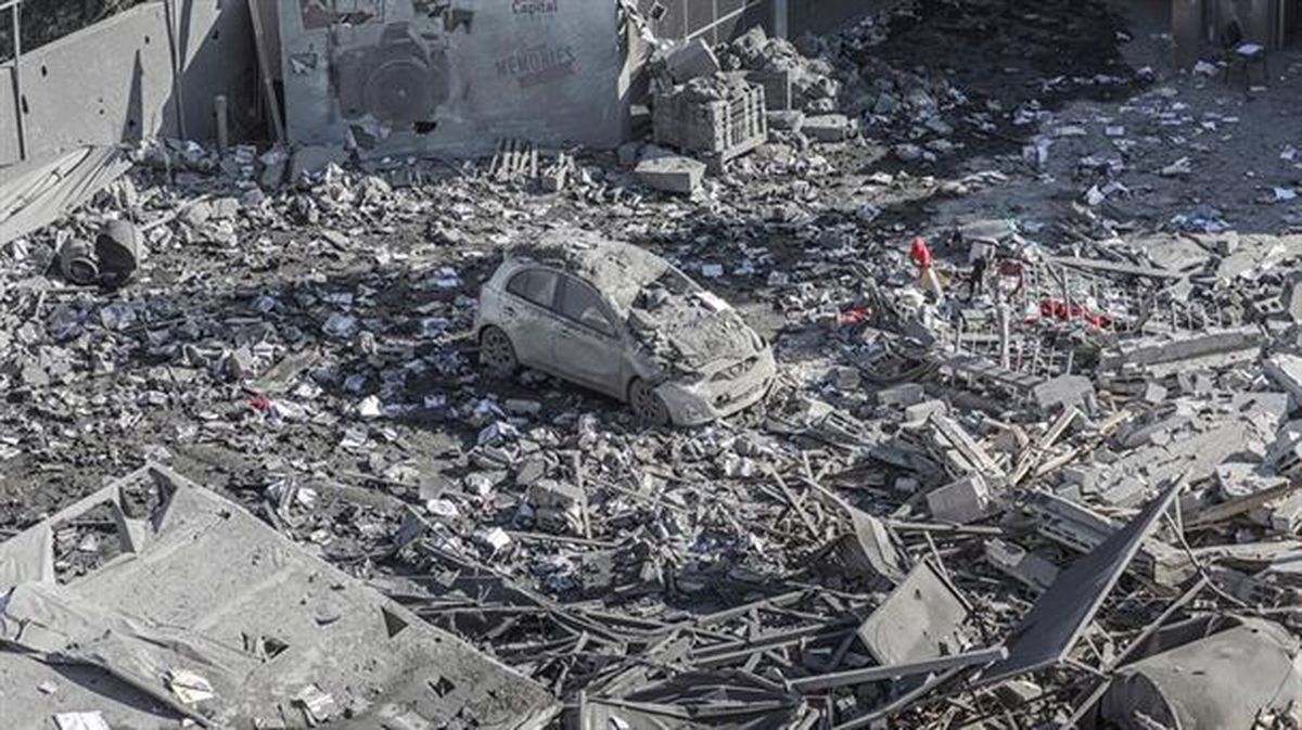 Un coche totalmente destruido, tras un bombardeo israelí en Gaza