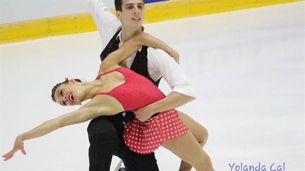 Aritz Maestu y Laura Barquero disfrutando en uno de sus programa de patinaje sobre hielo