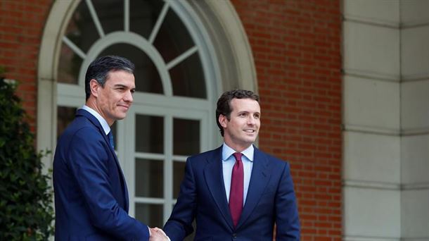 Pedro Sanchez eta Pablo Casado Moncloa Jauregiaren atarian.