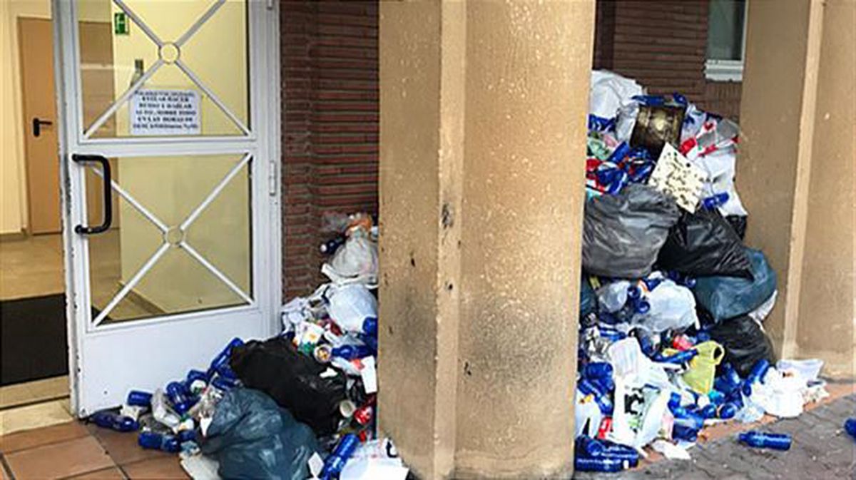 Comisaría de la Ertzaintza con basura