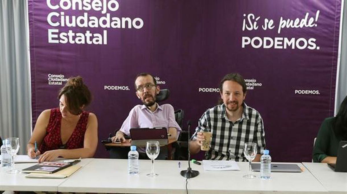 El secretario general de Podemos, Pablo Iglesias (d).