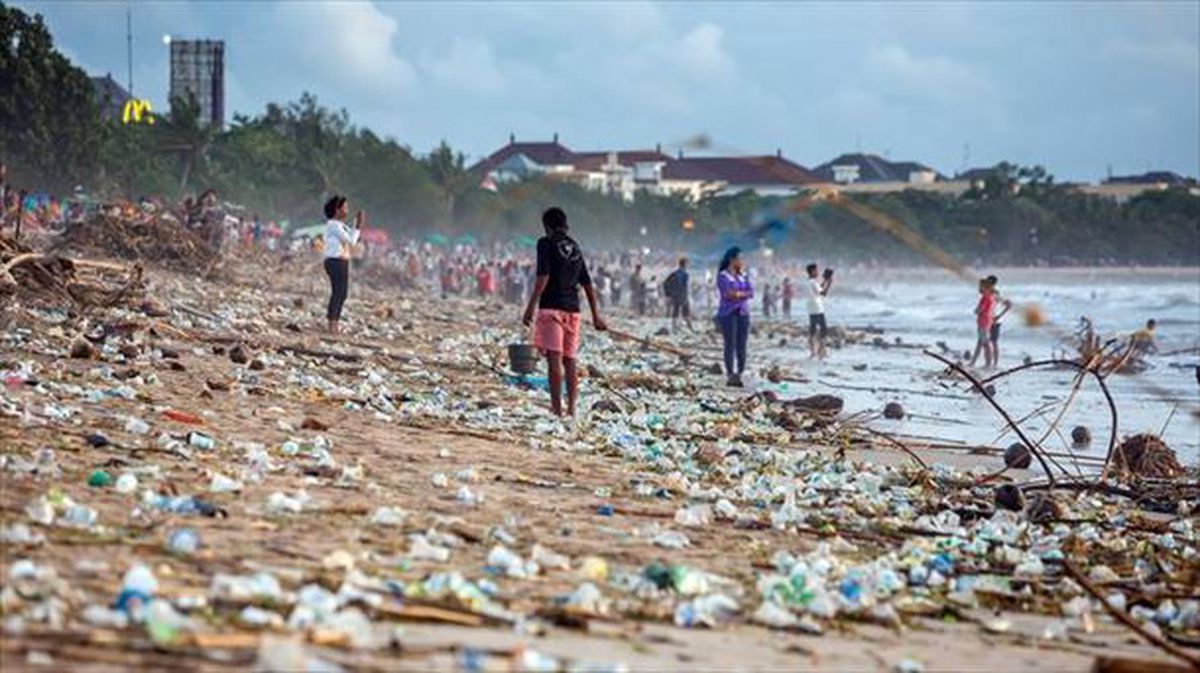 La playa de Kuta en Bali (Indonesia) llena da basura.