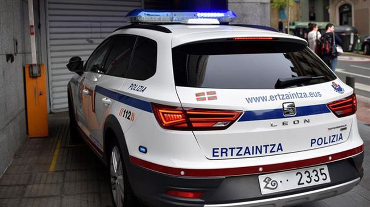 La Ertzaintza traslada a los tres acusados a la Audiencia de Bizkaia.