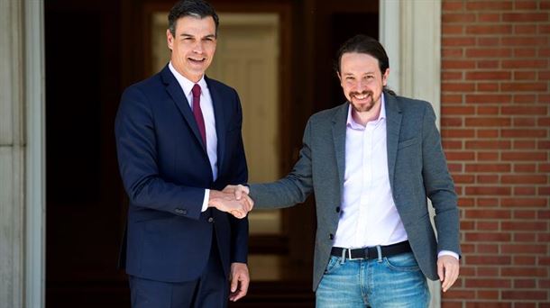 Pedro Sanchez eta Pablo Iglesias, Moncloa Jauregiaren atarian.