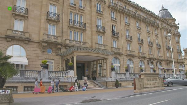 Zuhaitz Gurrutxaga eta 'Handitzen Handitzen' saioko haurrak Maria Cristina hotelaren aurrean