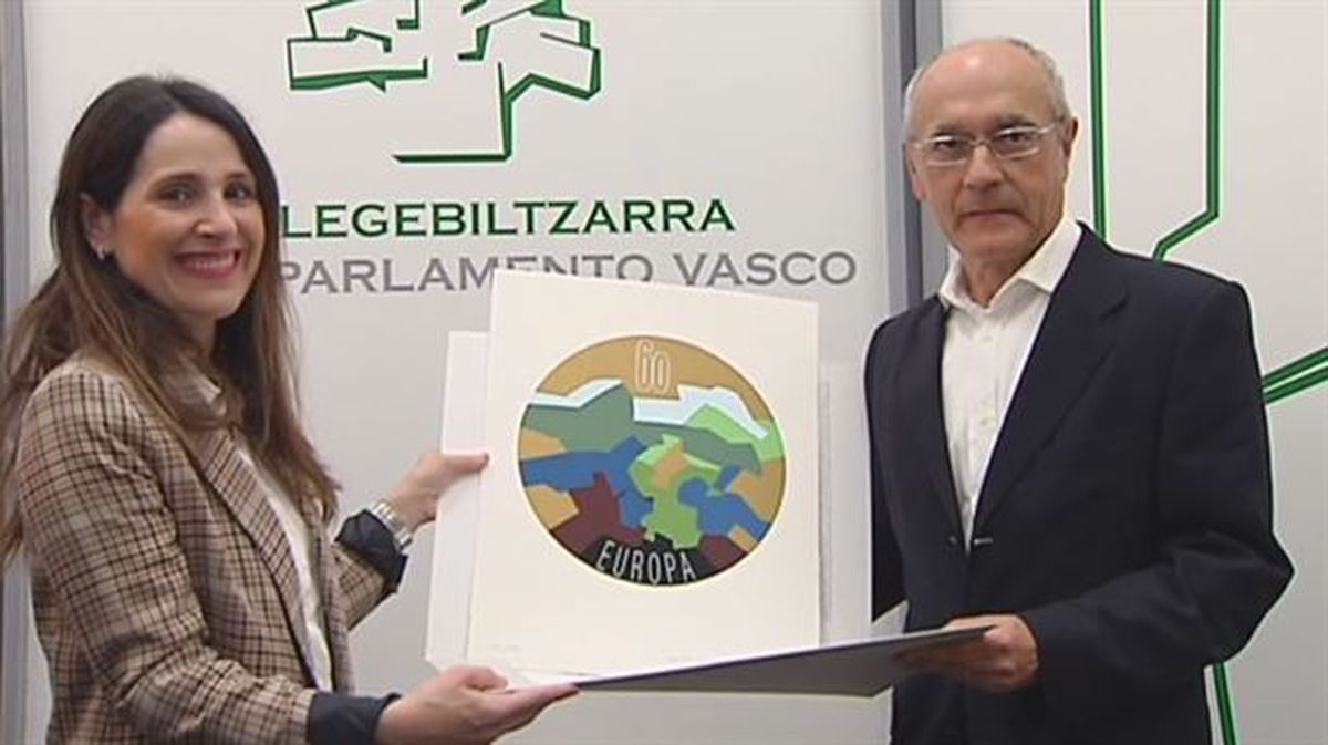 Felipe Etxebarria recibe el premio de manos de Bakartxo Tejeria