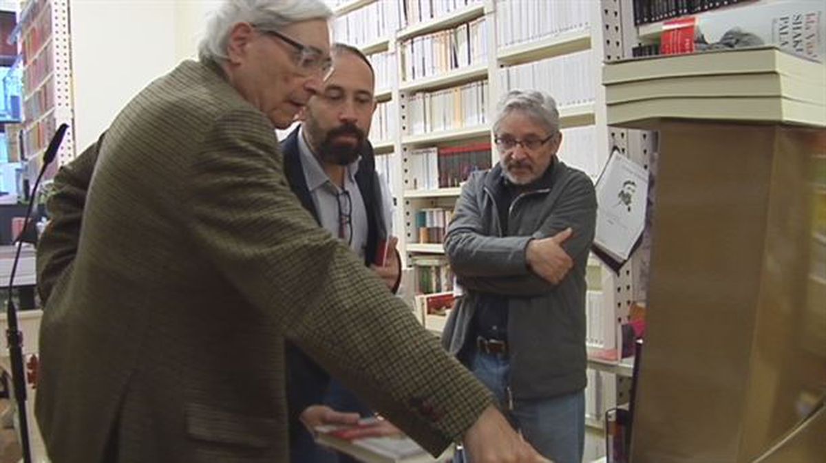 Ignacio Latierro, Denis Itxaso y Luis Castells en la librería Lagun