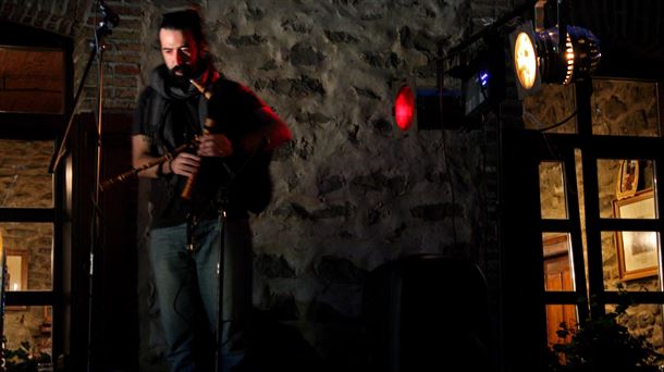 Gorka Bravo, gaita en mano, en pleno concierto