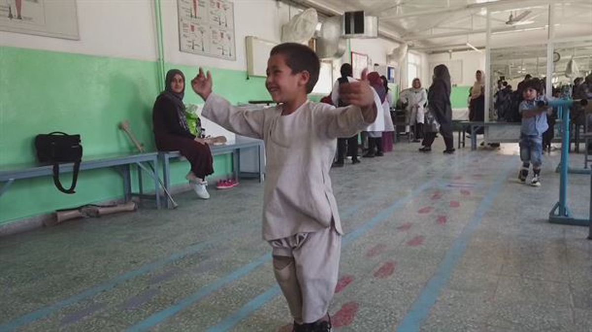 Niño afgano baila cuando recibe una pierna artificial
