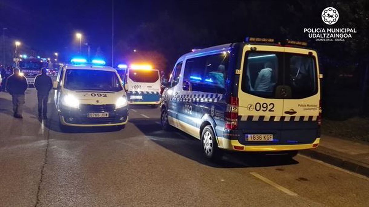 Vehículos de la Policía Municipal de Pamplona en el lugar del suceso