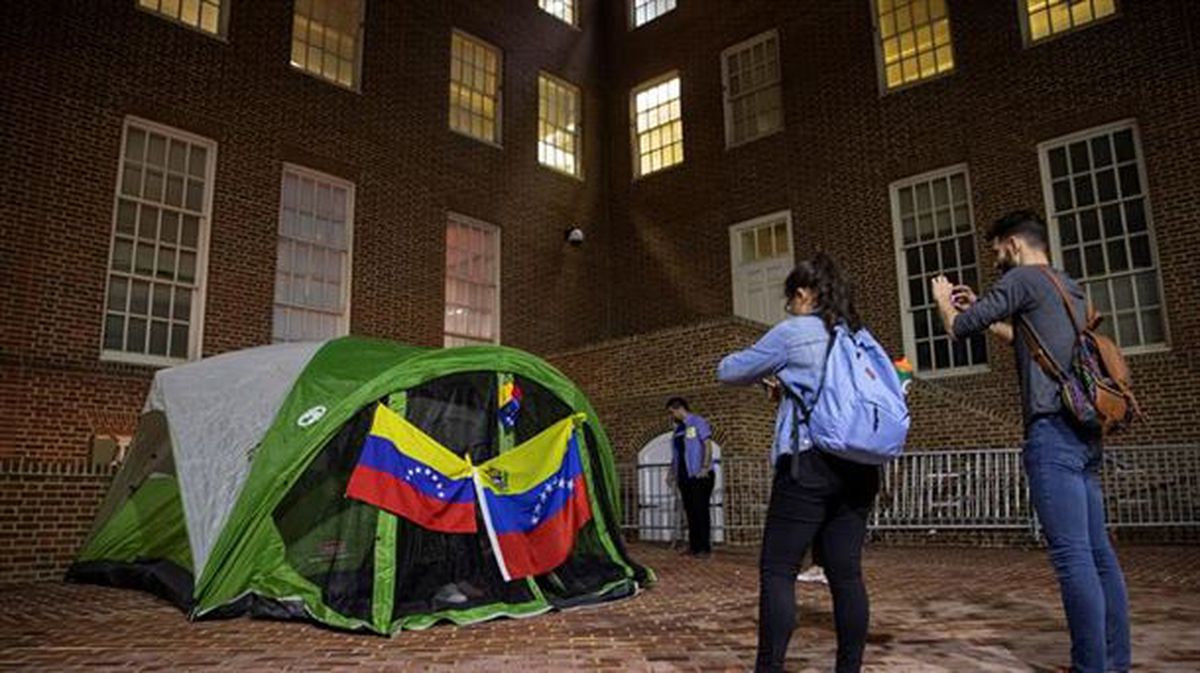 Patio exterior de la embajada venezolana en EE. UU., ocupada por manifestantes.