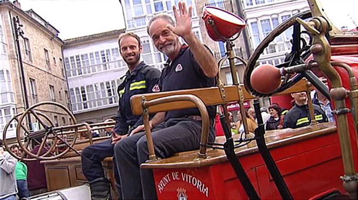 José Antonio y Julen, padre e hijo, y bomberos