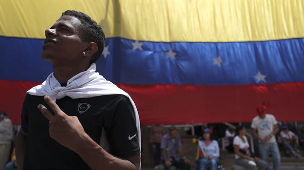 Un seguidor del líder del Parlamento de Venezuela, Juan Guaidó.