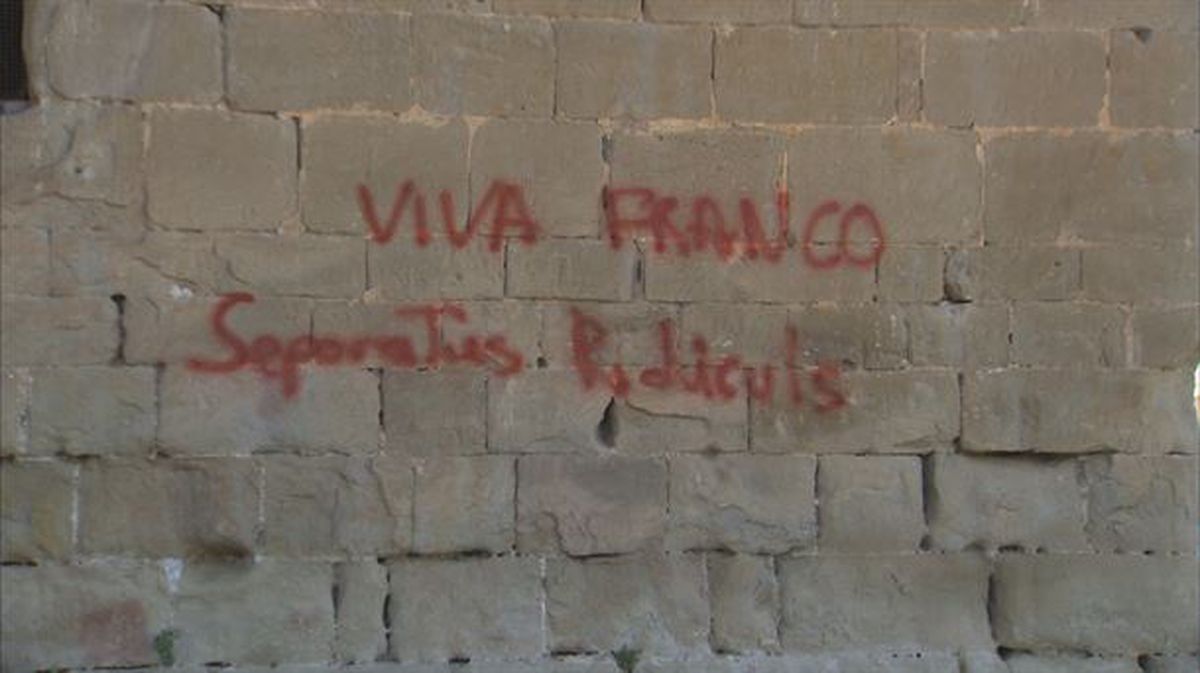 Pintada en la fachada del Monasterio de Santa Maria de les Franqueses de Balaguer