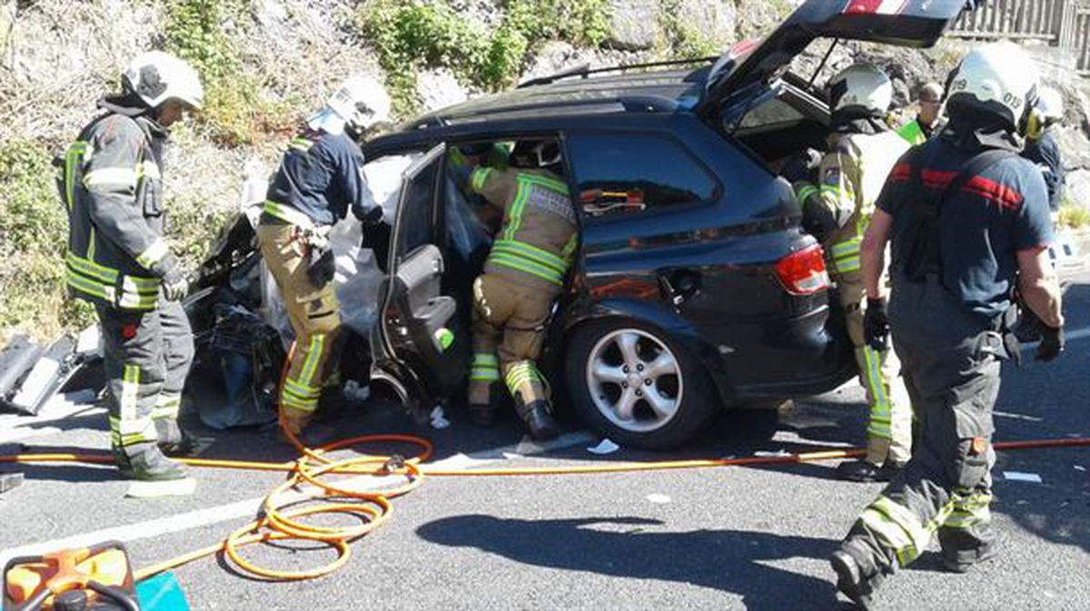 Istripua izan duen autoetako bat. Argazkia eta irudia: @BomberosAraba