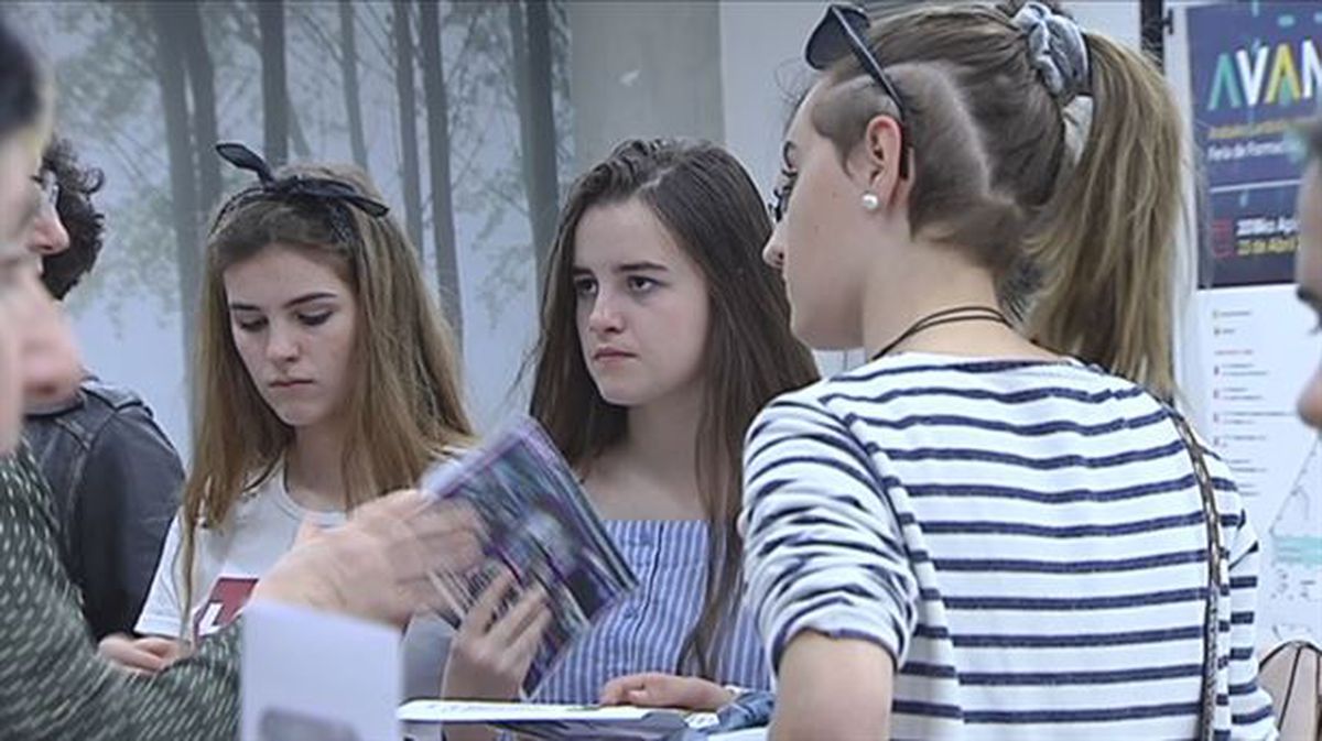 Un grupo de alumnas en una feria de FP