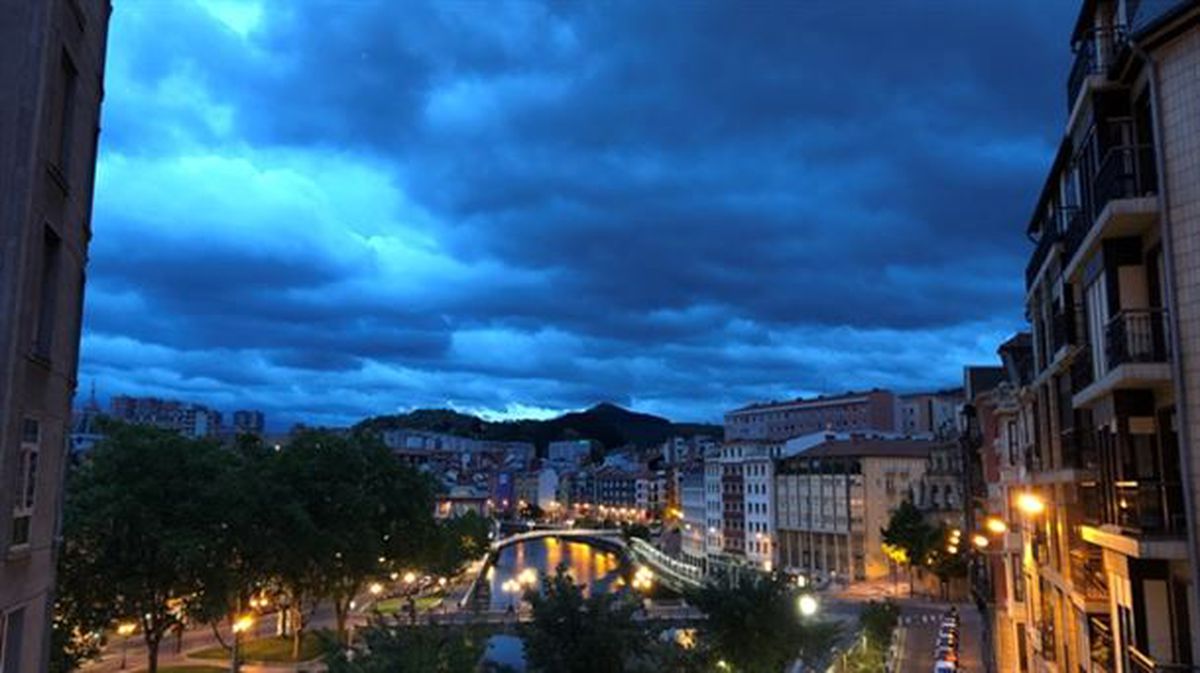 Vista de Bilbao desde el parking de Abando (calle Bailén).