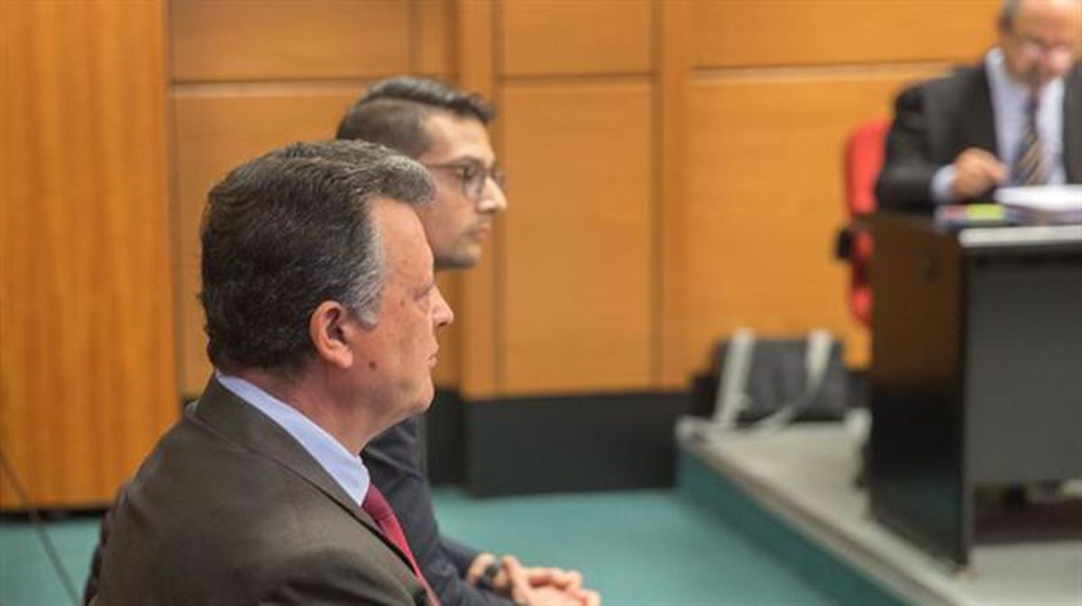 Emilio Titos y su hijo durante el juicio. 