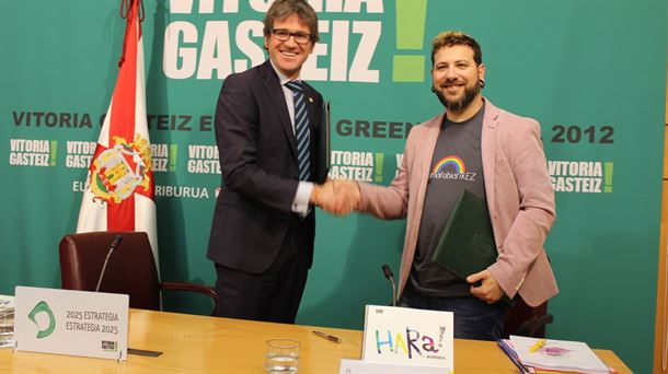 Firma del convenio en el Ayuntamiento de Vitoria-Gasteiz.