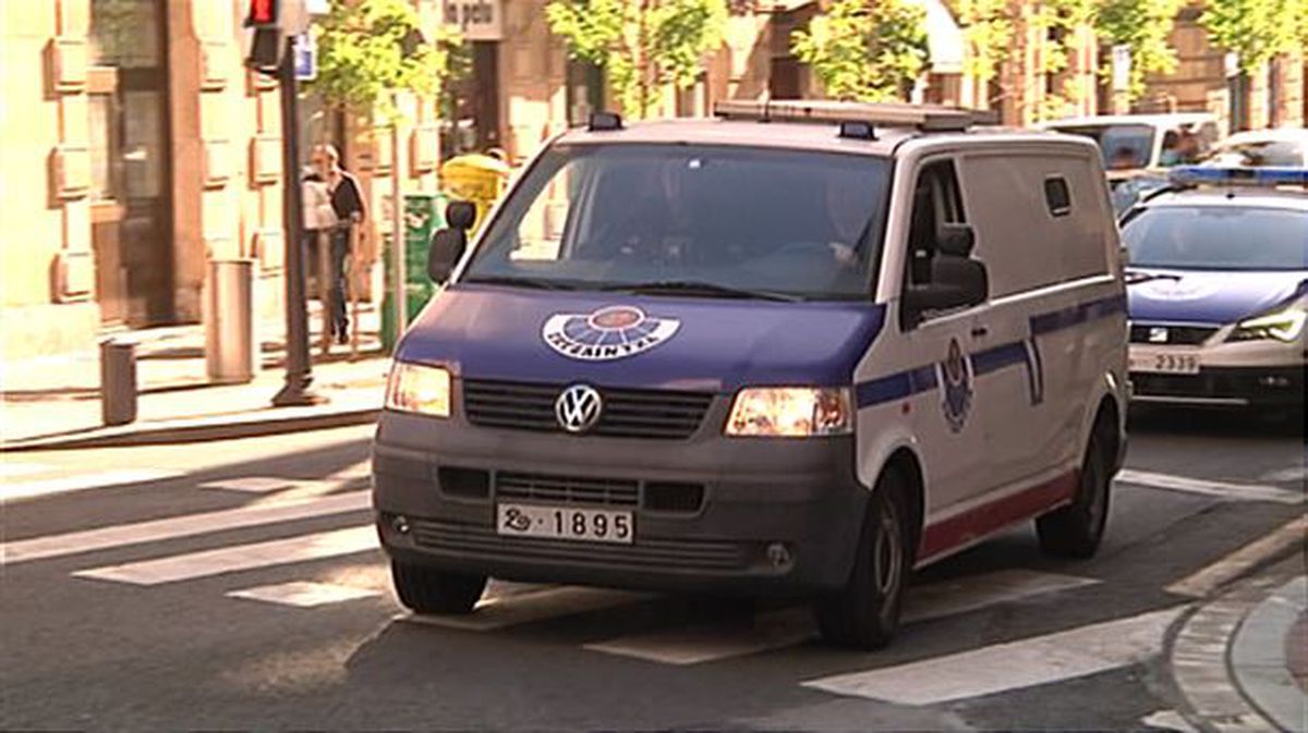 Llegada del furgón policial a los juzgados d Bilbao.