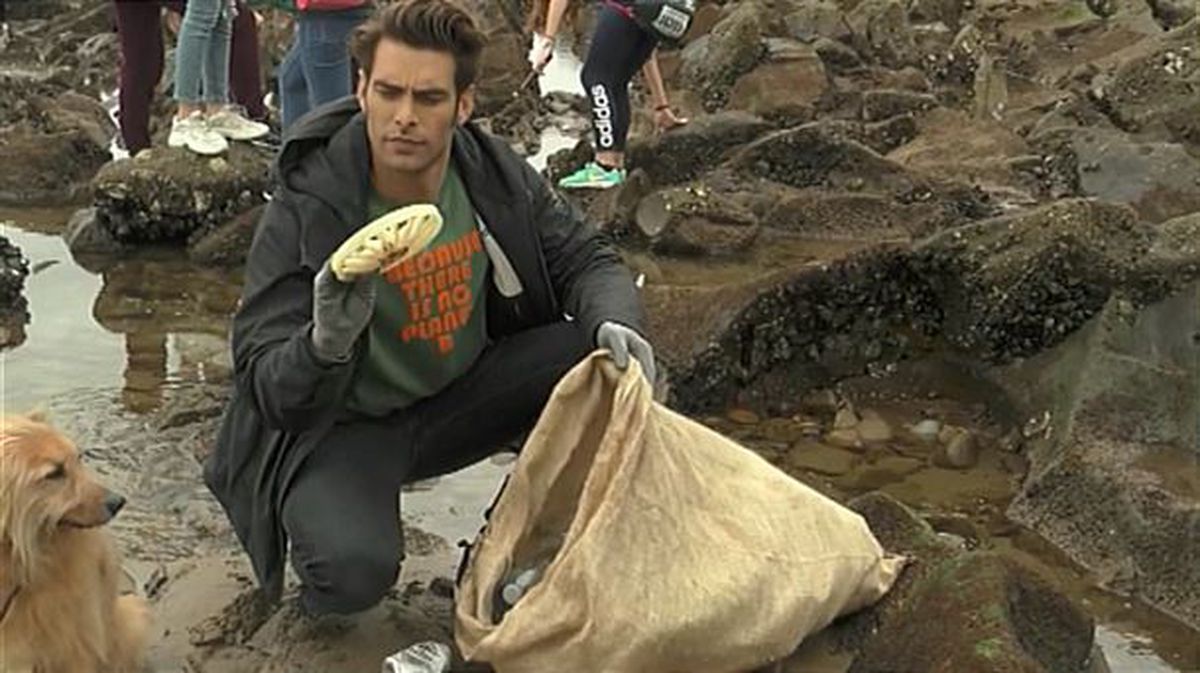 Jon Kortajarena recoge plástico en la playa