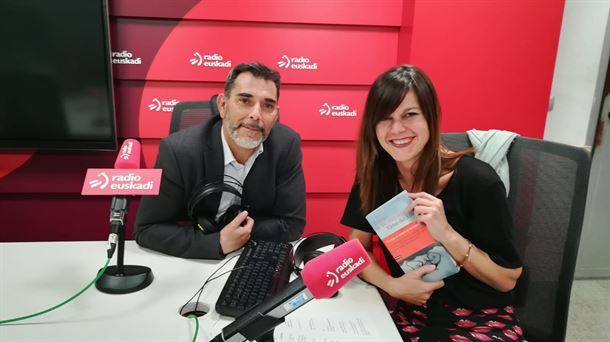 Víctor del Árbol y Miriam Duque en estudios de radio euskadi EITB