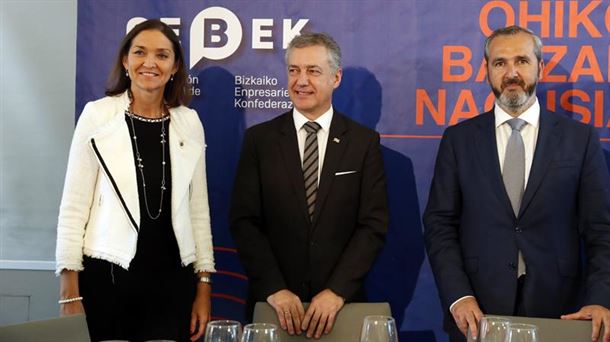 El lehendakari Iñigo Urkullu, la ministra Reyes Maroto y el presidente de Cebek Iñaki Garcinuño.