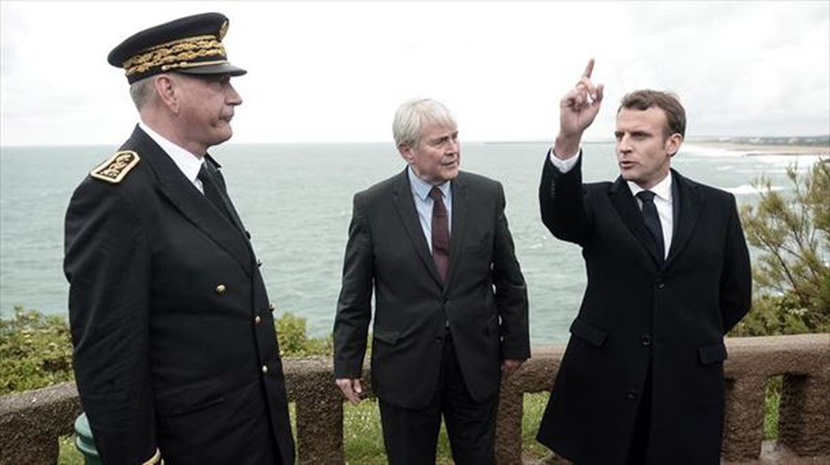 Michel Veunac, alcalde de Biarritz, con Emmanuel Macron, presidente de Francia.