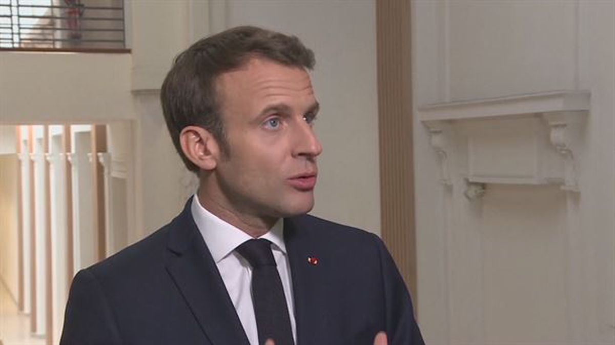 Emmanuel Macron opinando sobre Josu Urrutikoetxea, en Biarritz.