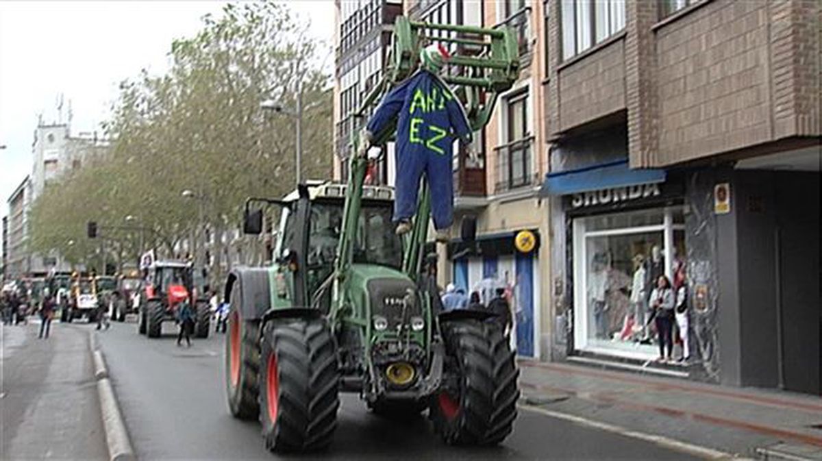 Traktoreak Gasteizko manifestazioa irekitzen.