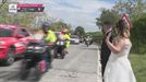 Una pareja de recién casados saluda a los ciclistas en la octava etapa del Giro