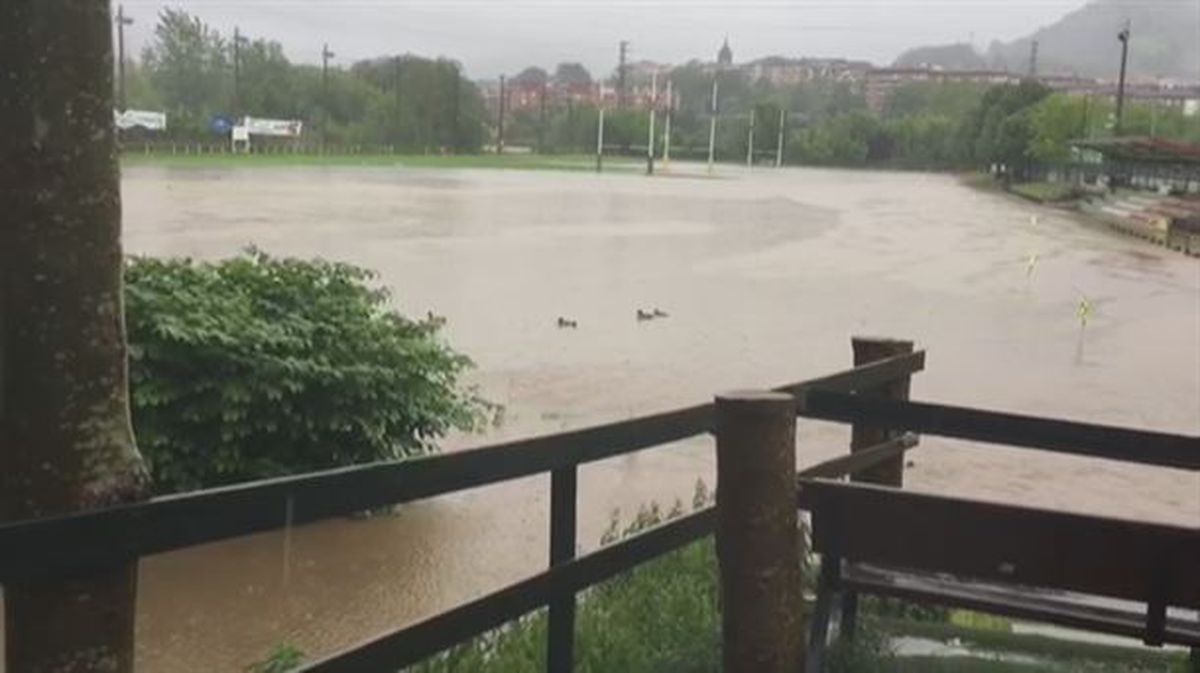 Las precipitaciones anegan el campo de rugby en Hernani