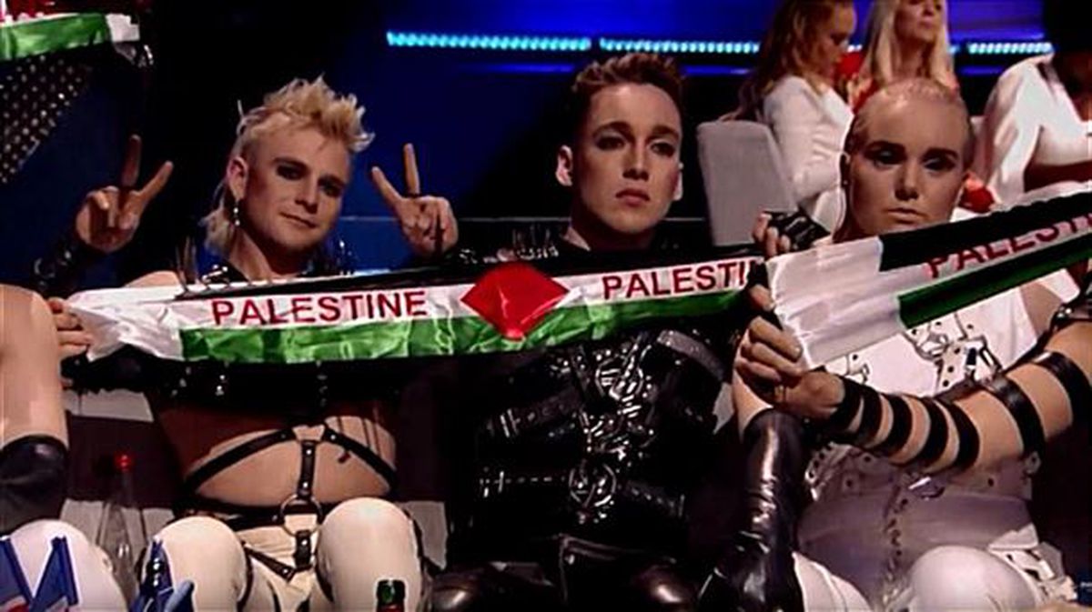 Islandiako ordezkariak bandera palestinarrekin, bozketen unean