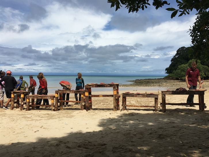 Concursantes participando en el juego de los caníbales