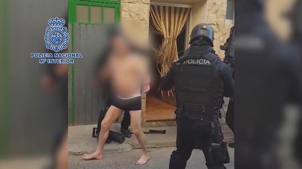 Momento de la detención de uno de los sospechosos.