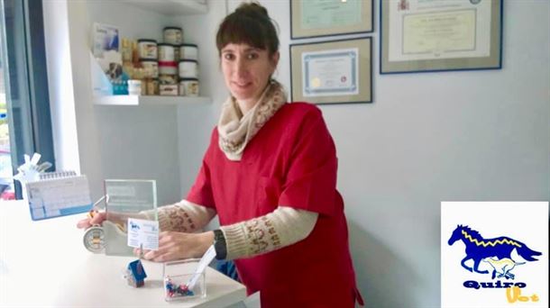 La veterinaria Ana Bilbao orgullosa de los trofeos conseguidos por sus 'pacientes' caninos